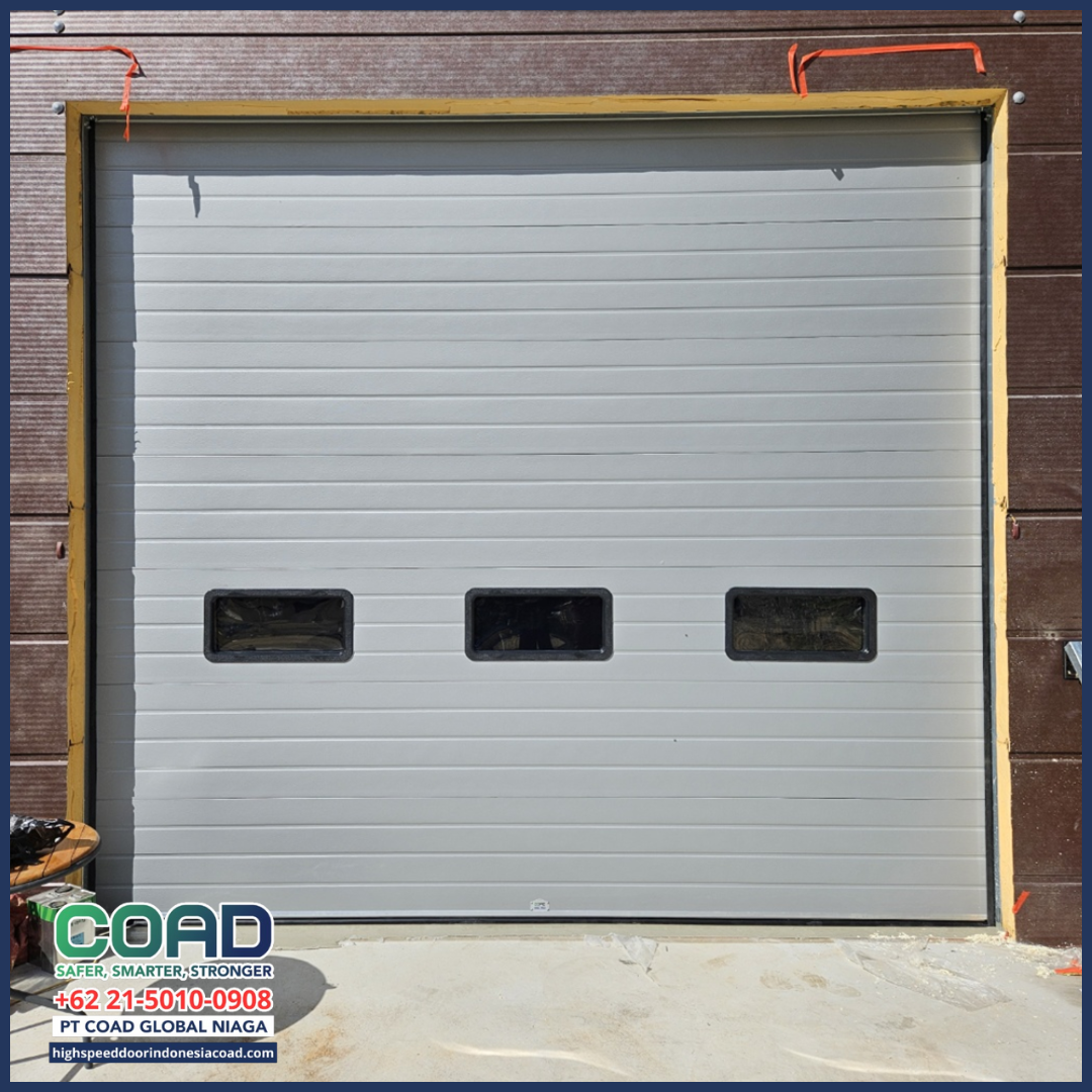 Ketahui penyebab utama embun pada sectional overhead door di ruang bersuhu rendah dan cara mencegahnya. Pelajari solusi praktis yang menjaga panel tetap kering, aman, dan berfungsi optimal.